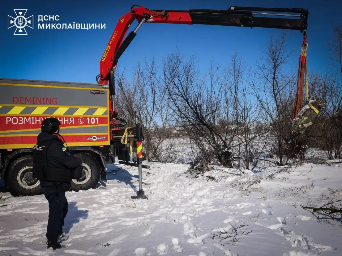 Ukrainian engineers neutralise remains of Russian cruise missile in Mykolaiv PHOTO
