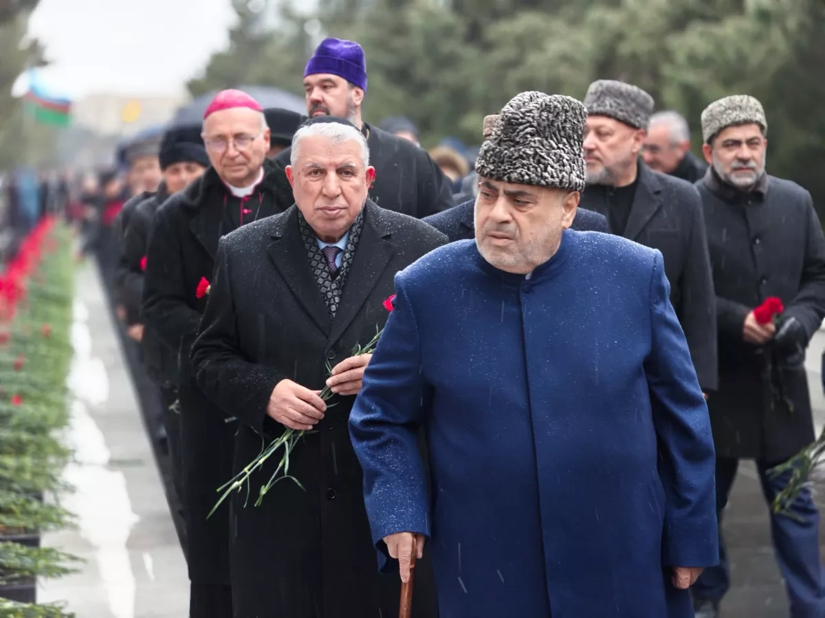 Orthodox clergy lay flowers at Alley of Martyrs for January 20 victims