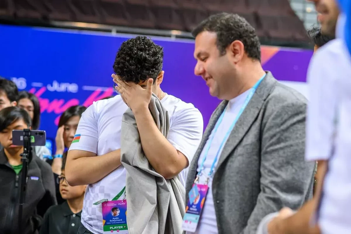 Azerbaijani player defeats chess legend Carlsen in major shock victory PHOTO