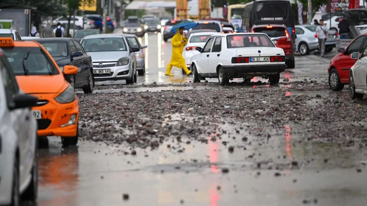 Türkiye issues weather alerts for 35 provinces as heavy rain, storms threaten flooding VIDEO