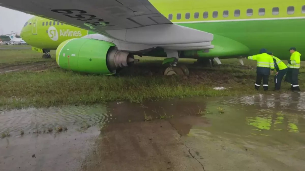 Plane carrying 173 passengers veers off runway in Russia PHOTO
