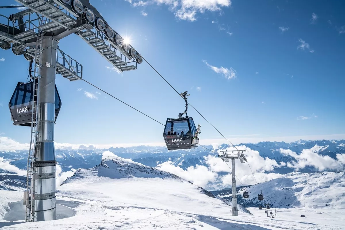 Innovative cable-car system opens in one of most sustainable Swiss ski resorts “Uber of the Alps” / PHOTO