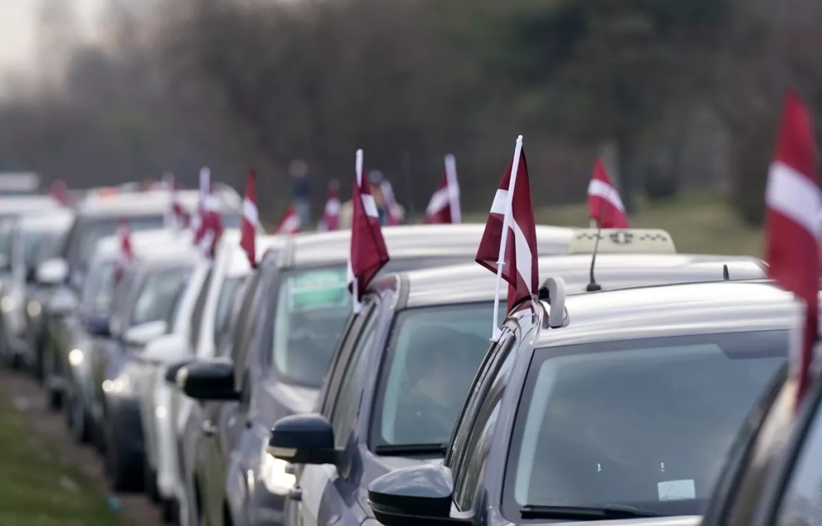 Riga taxi drivers protest Bolt policies, causing traffic disruption PHOTO