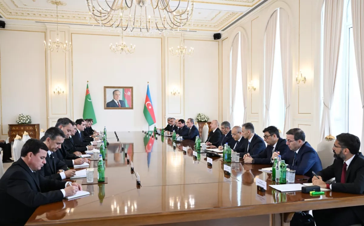 Azerbaijani, Turkmen leaders hold expanded meeting PHOTO