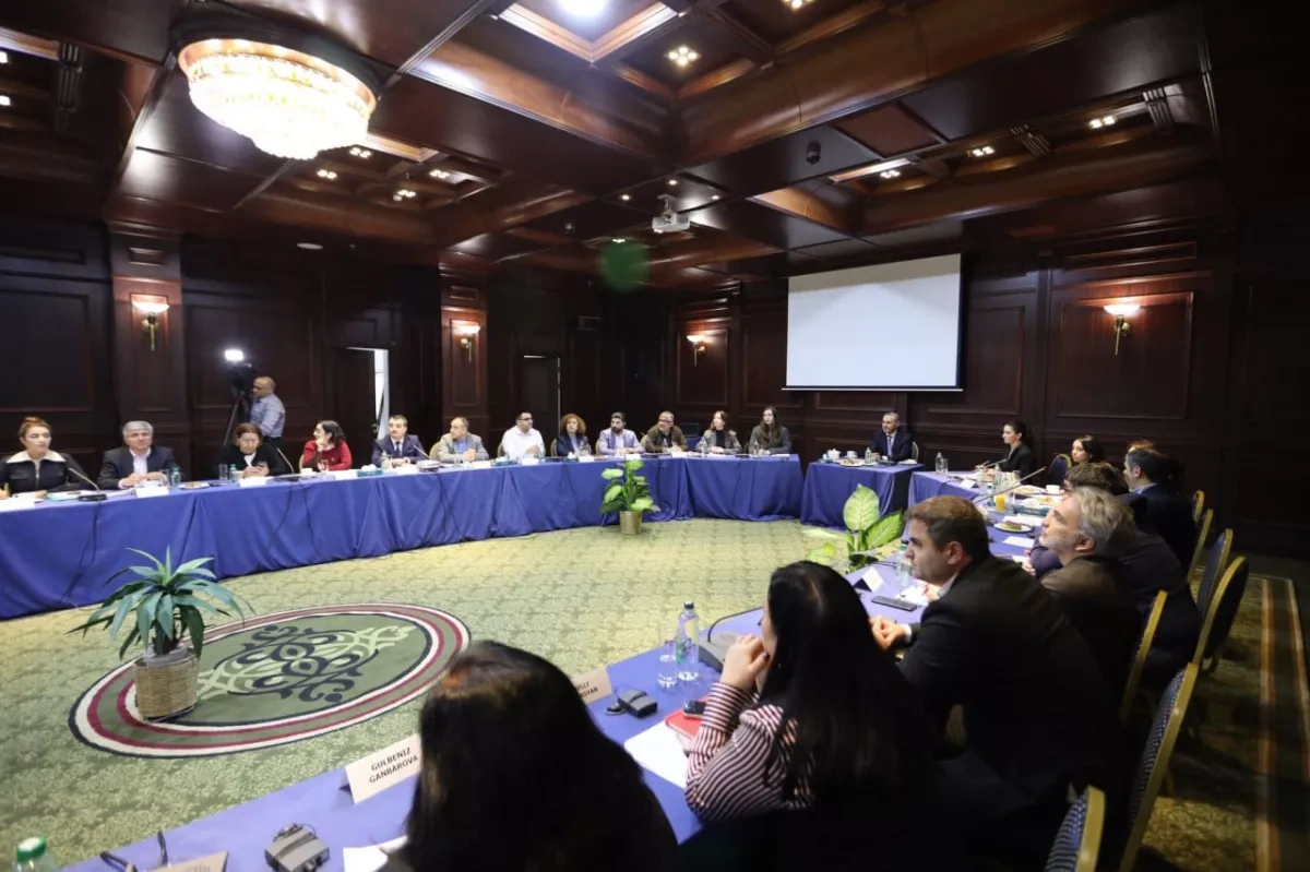 Armenian security chief responds to questions of visiting Azerbaijani civil society reps Photo