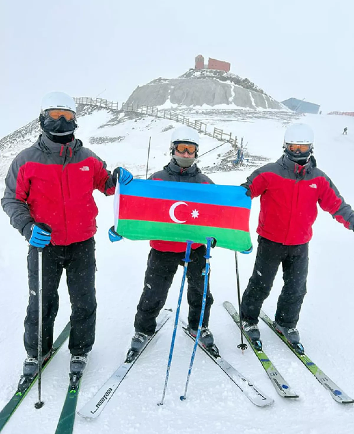 Azerbaijani servicemen complete harsh winter survival course in Türkiye
