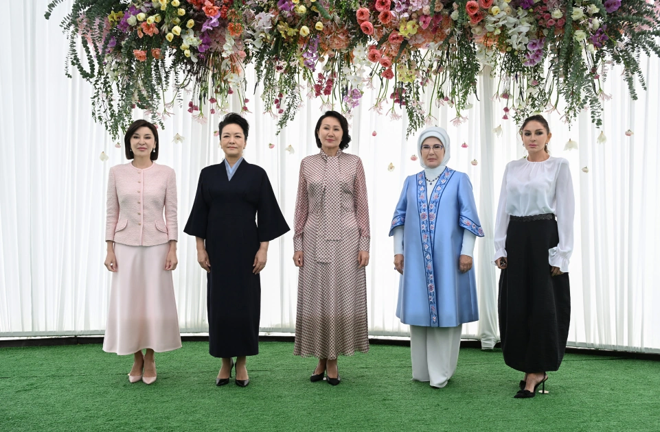 First Lady Mehriban Aliyeva views exhibition of handicrafts by masters of decorative and applied arts in Bishkek (PHOTO)