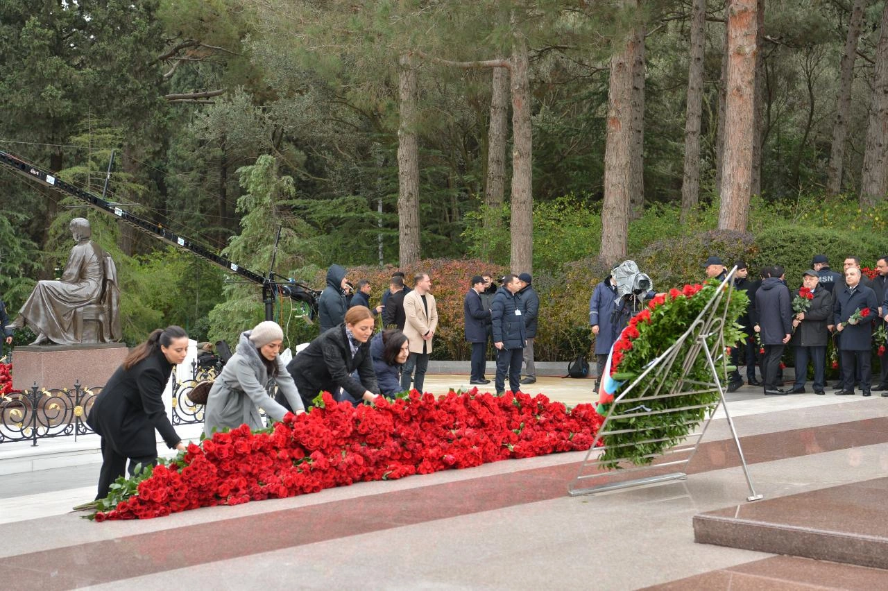 Azerbaijani Parliament staff commemorate National Leader Heydar Aliyev at Alley of Honor (PHOTO)