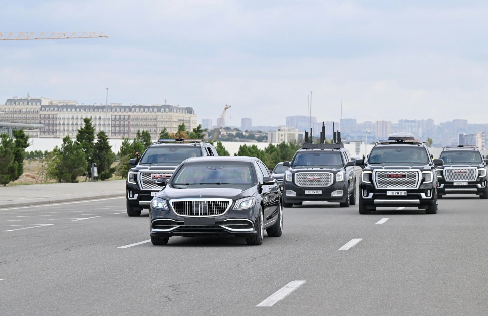 President Ilham Aliyev drives through Baku to White City with Kadyrov (PHOTO)