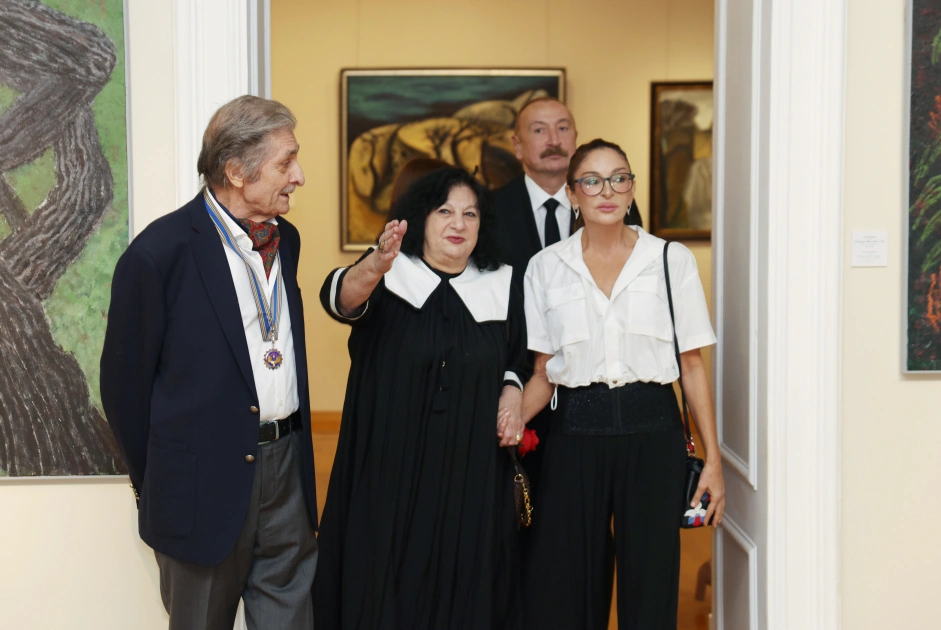 President Ilham Aliyev, First Lady Mehriban Aliyeva, and family members view retrospective exhibition titled “My Absheron: Plus”