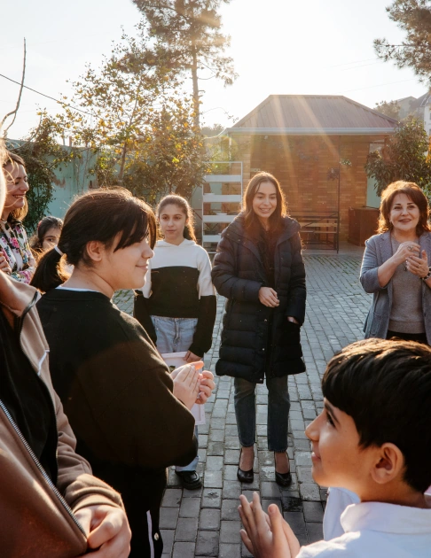VP of Heydar Aliyev Foundation Leyla Aliyeva, Arzu Aliyeva, and Alena Aliyeva share holiday joy with children at “Clean World” shelter (PHOTO)