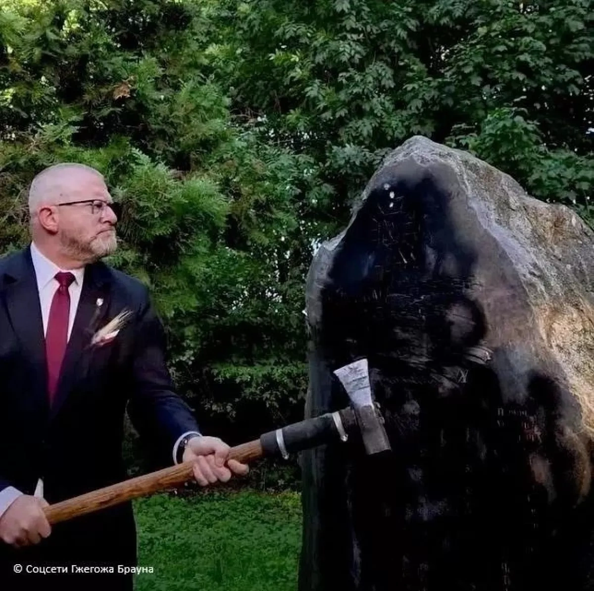 Polish MEP destroys monument on Ukraine border