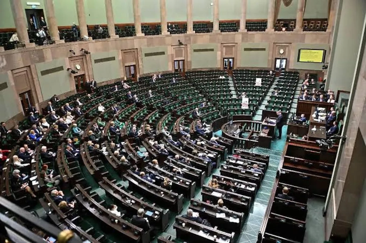 “Barking” protest rocks Poland’s Sejm during defence minister’s address VIDEO