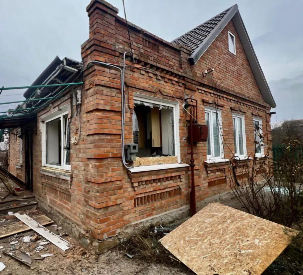 Ukraine reports dead and injured after massive wave of Russian strikes photo