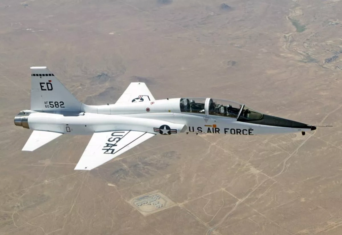 US supersonic aircraft circles over Gulf of Oman near Iranian airspace
