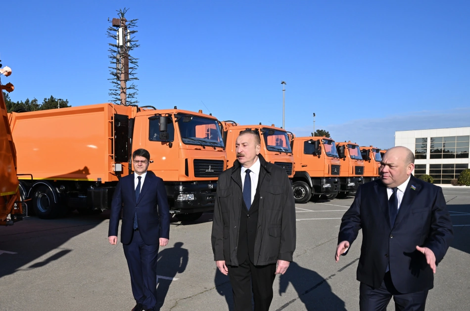 President Ilham Aliyev inspects work of vehicles transporting household waste in Baku (PHOTO)