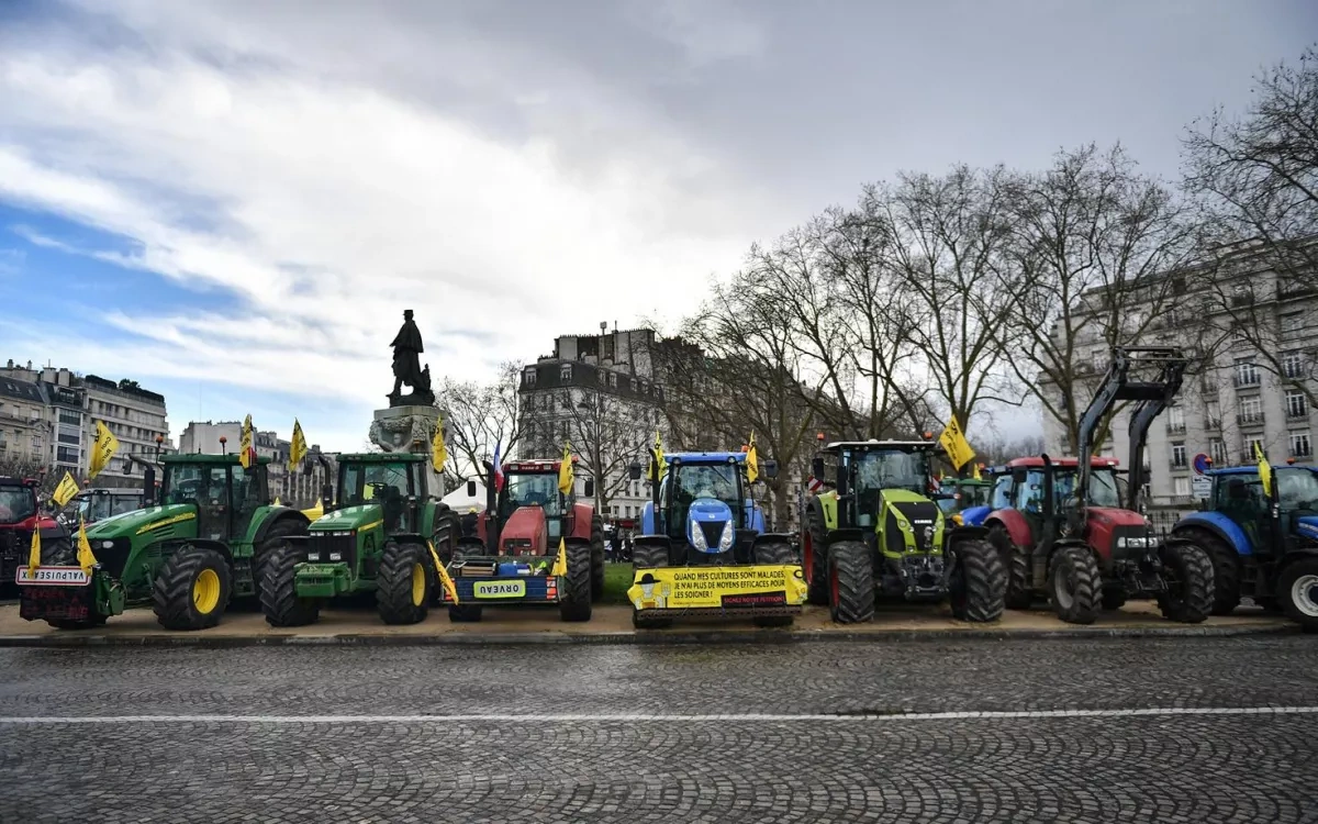 Tractors roll into Paris as farmers protest EU-Mercosur agreement