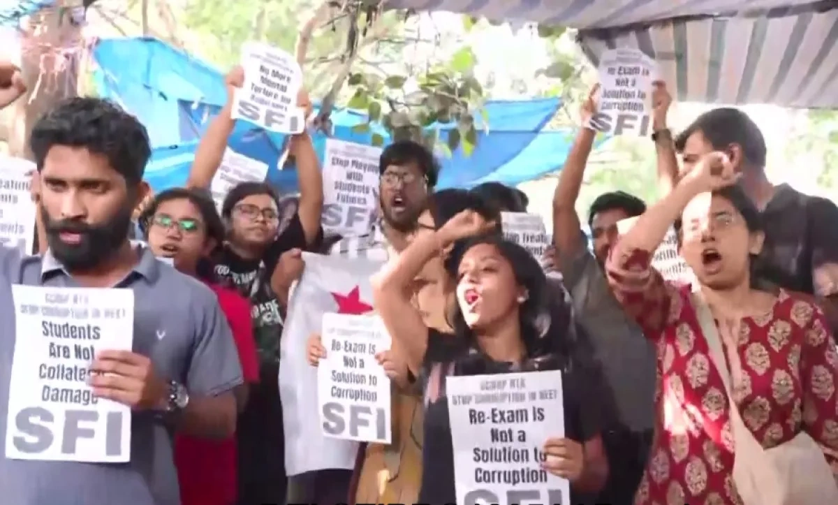Student protests erupt in India after cancellation of medical entrance exam Photo