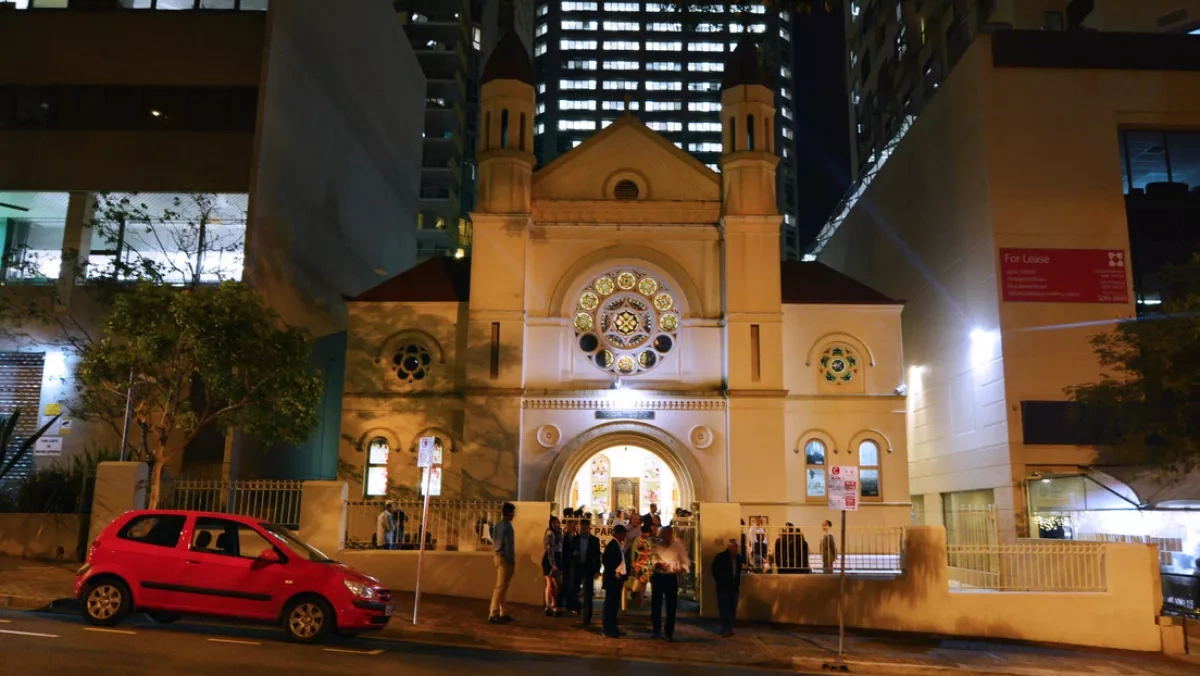 Man arrested after truck smashes into Brisbane synagogue gates video