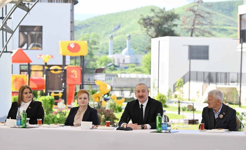 President Ilham Aliyev meets with families moving to first residential complex in Zangilan city (PHOTO)