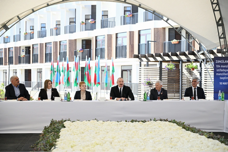 President Ilham Aliyev meets with families moving to first residential complex in Zangilan city (PHOTO)