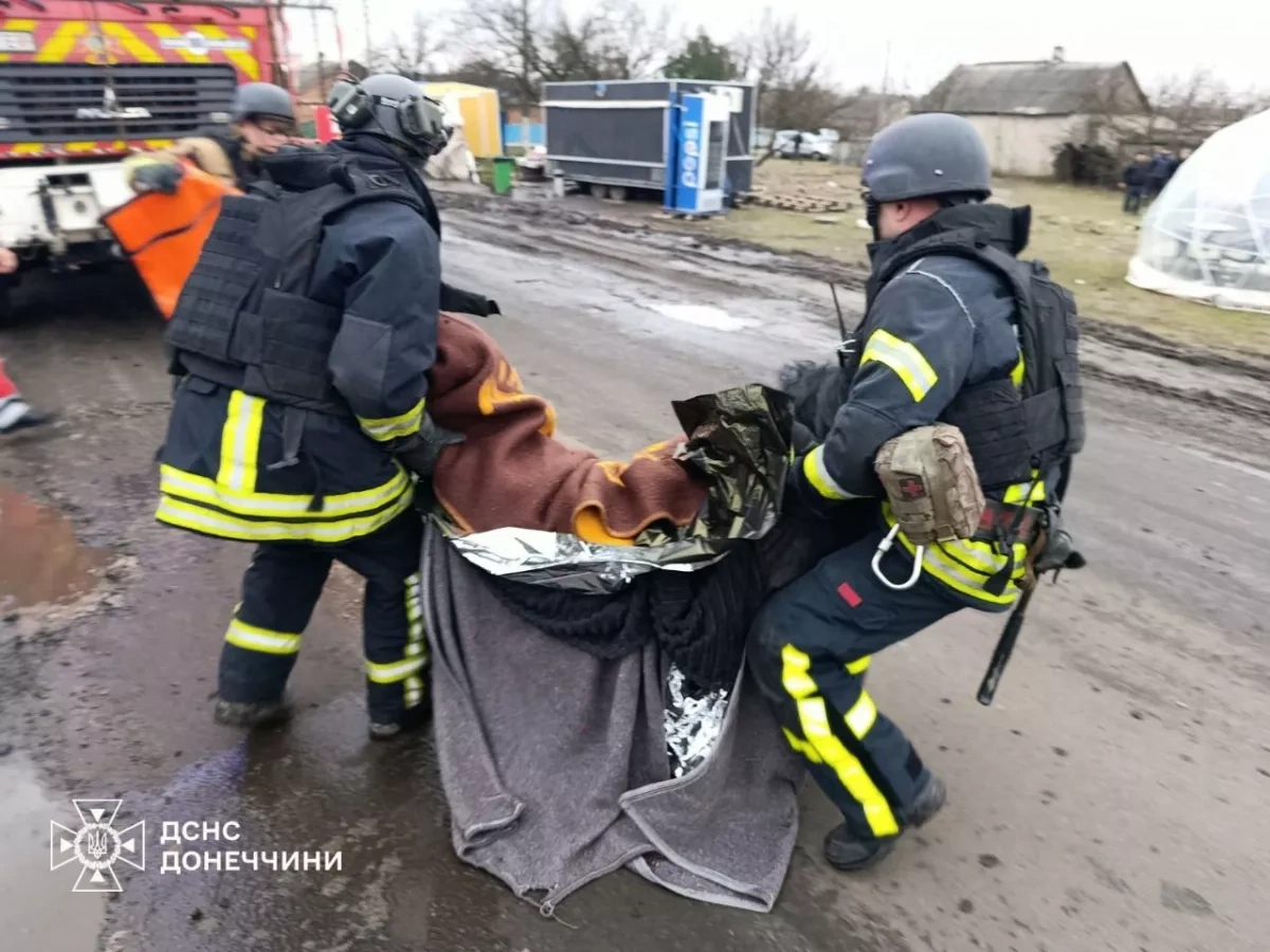 Ukraine's Donetsk endures intense shelling as civilians flee front lines PHOTO