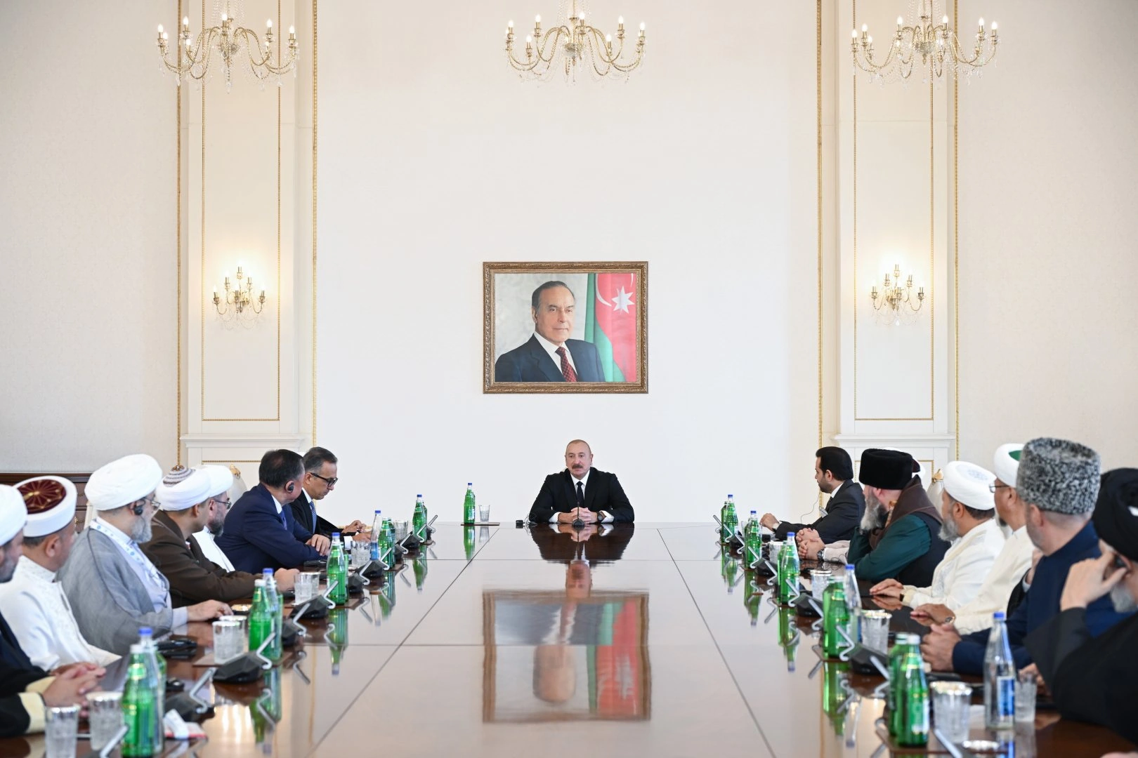 President Ilham Aliyev receives participants of international conferences held in Baku (PHOTO)