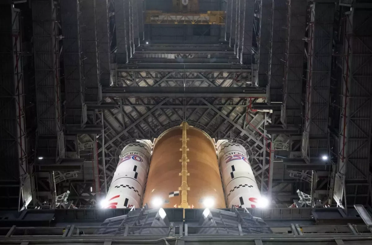 SpaceX scraps Mars mission to focus on moon