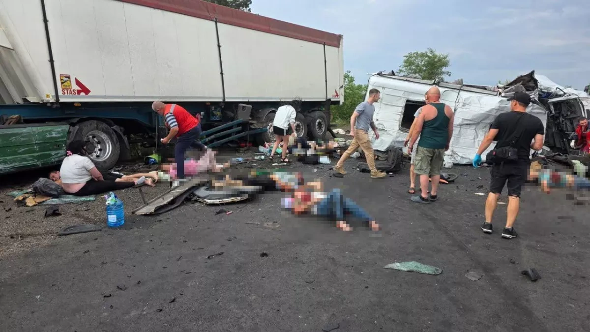 Zelenskyy: Twelve killed in deadly crash in southern Ukraine PHOTO