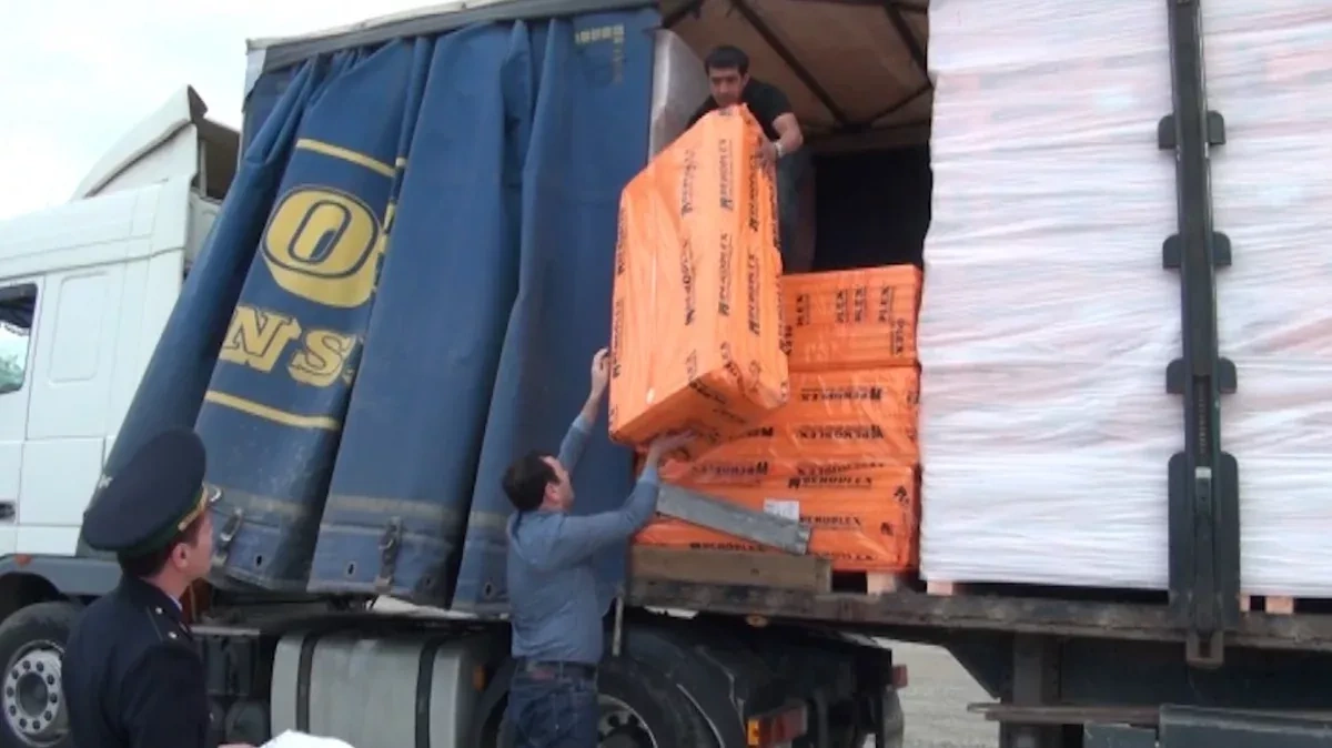 Azerbaijan sends construction materials to Armenia
