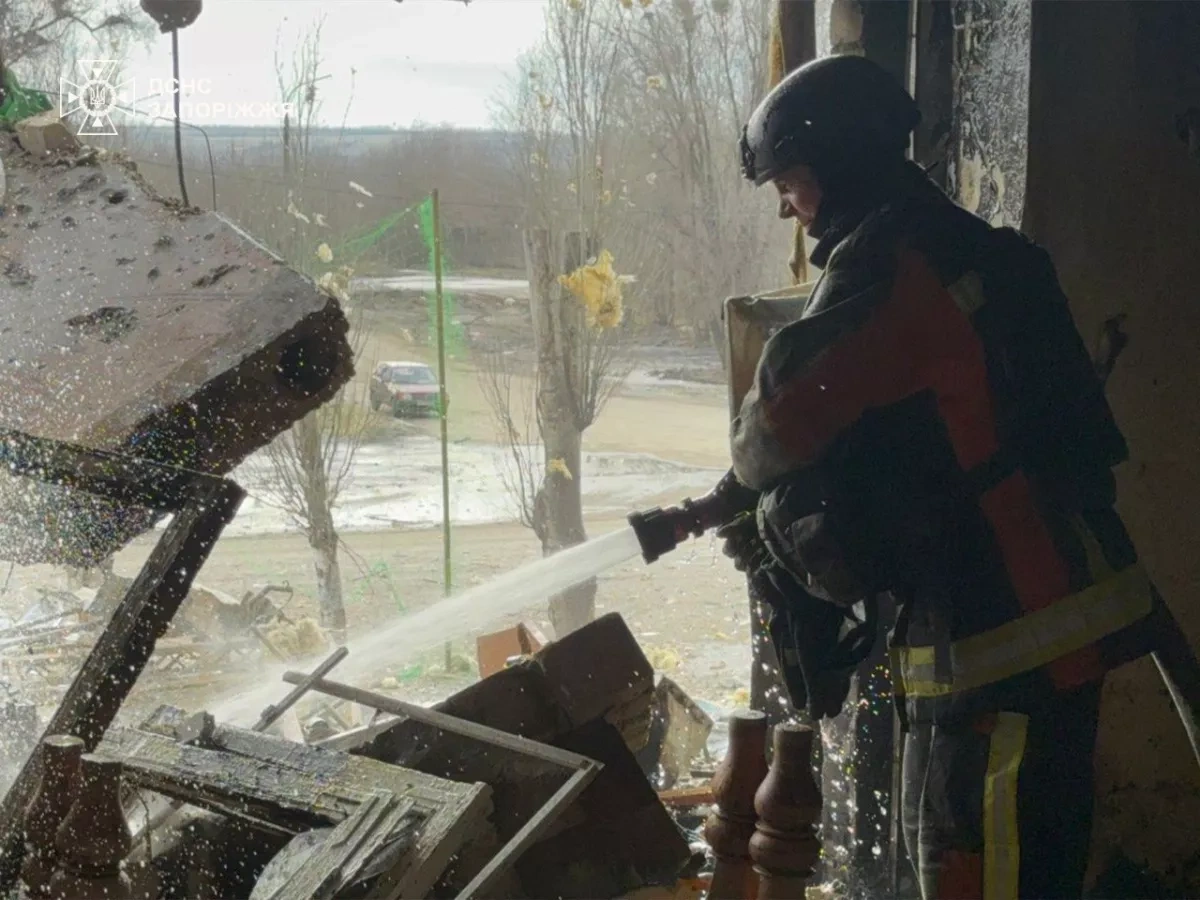 Russian airstrike hits Zaporizhzhia apartment block, civilians injured PHOTO