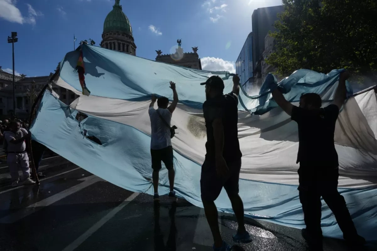 Streets, ports and flights halted as Argentina divides over labour reform photo / video
