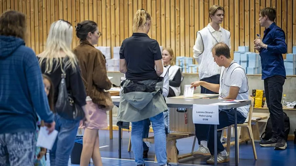 Sweden's opposition takes narrow lead in election count