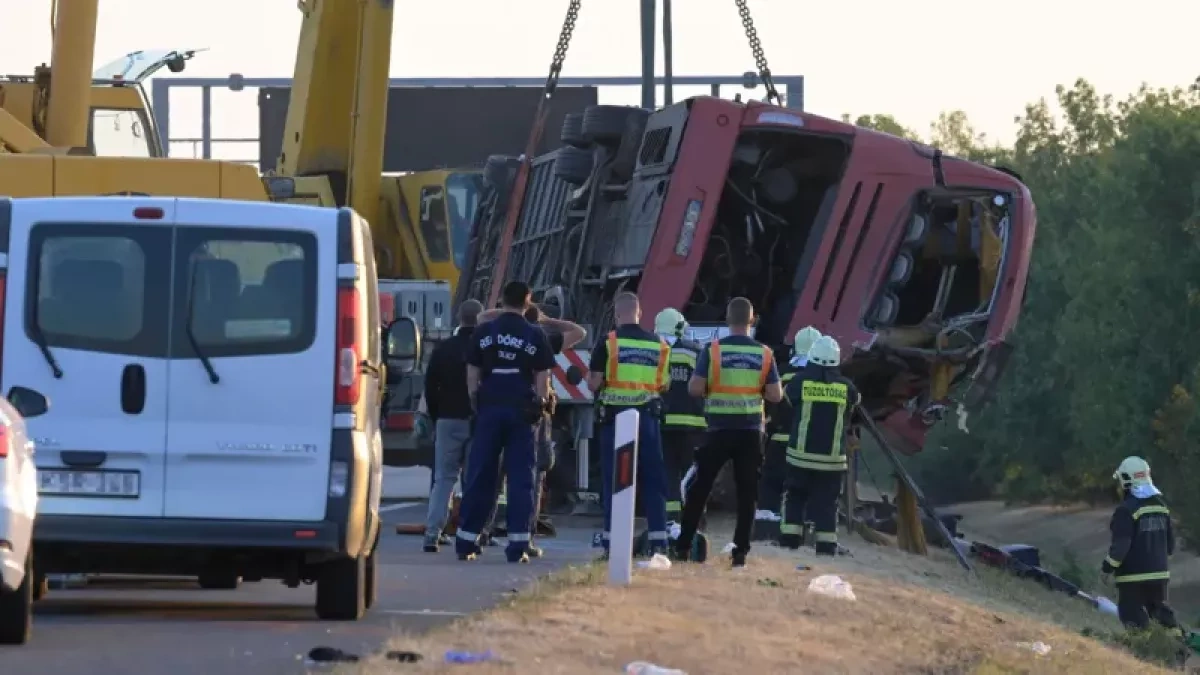 Polish tourist bus overturns in Hungary, leaving 12 dead PHOTO