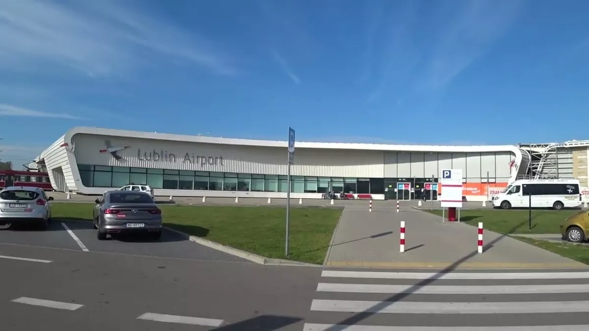 Poland suspends operations at two airports amid Russian strikes on Ukraine