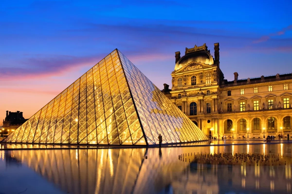 Two Germans hang their own artworks at Louvre, police step in