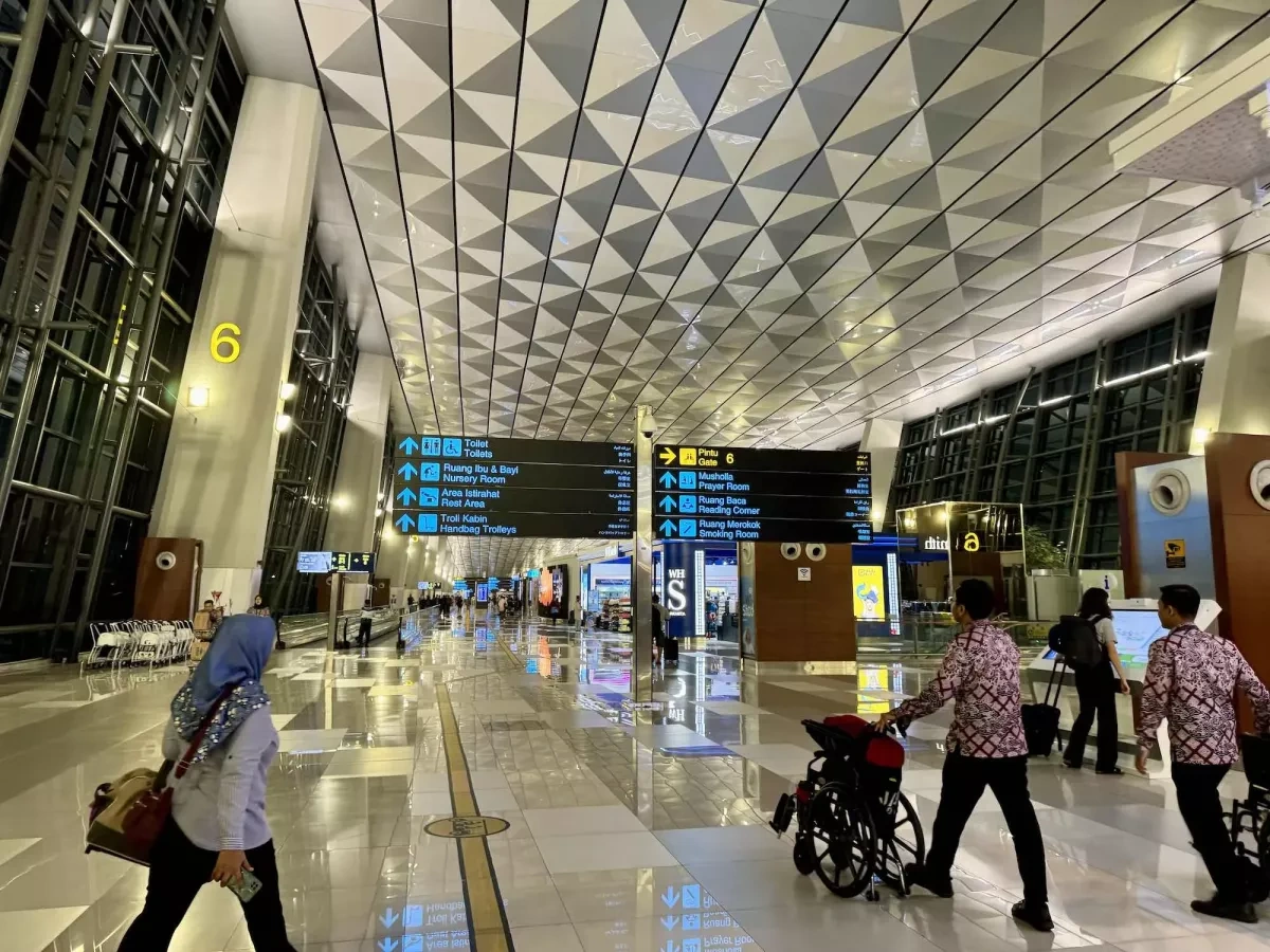 Volcanic ash shuts down Indonesia’s largest airport