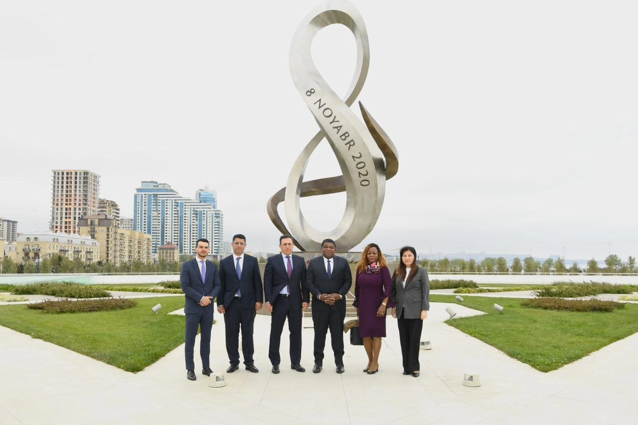 IPU Secretary General pays visit to Alley of Honors and Victory Park (PHOTO)