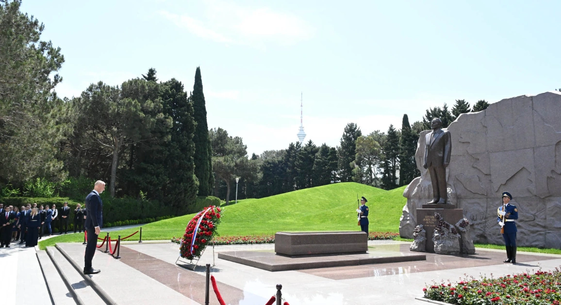 Slovak delegation pays tribute to National Leader Heydar Aliyev (PHOTO)