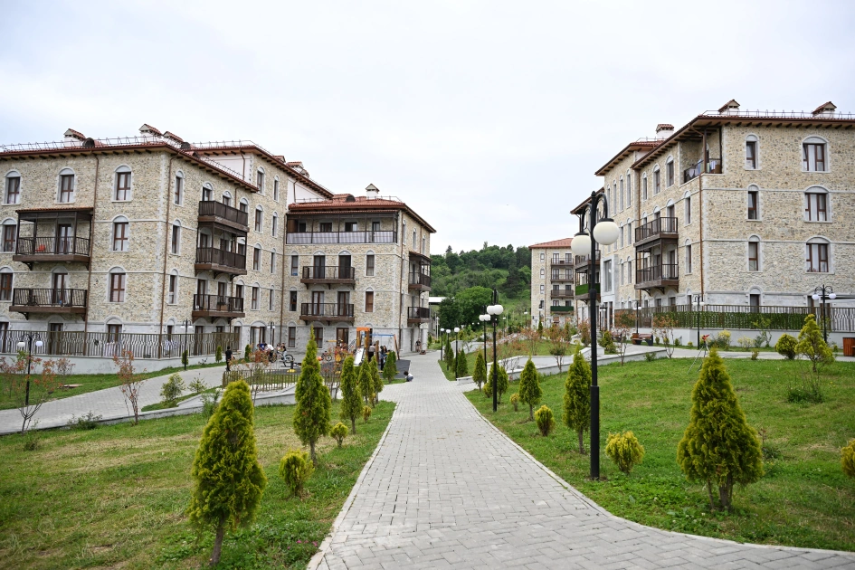 President Ilham Aliyev and President Serdar Berdimuhamedov visit first residential complex built in Shusha city (PHOTO)