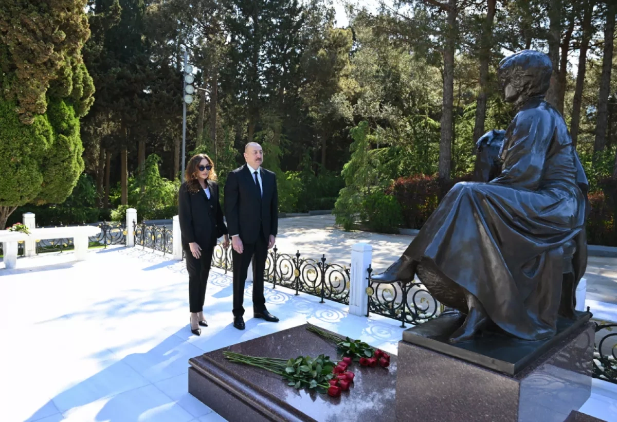 Azerbaijani president, first lady pay tribute to National Leader Heydar Aliyev Photo