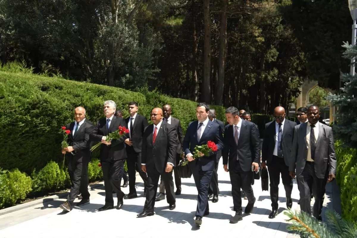 Zimbabwean parliamentary speaker visits Azerbaijan's Alley of Honour PHOTO