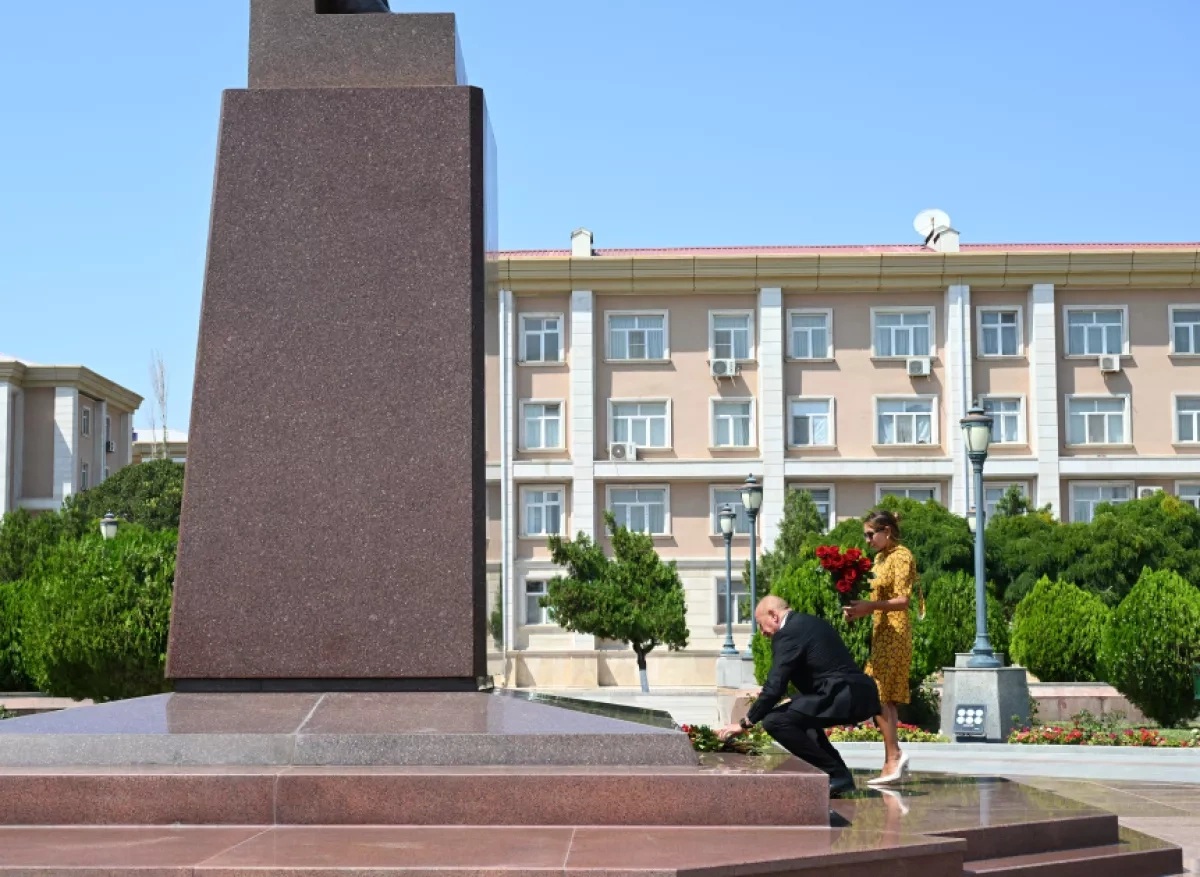 Azerbaijani president visits monument to national leader in Nakhchivan PHOTO