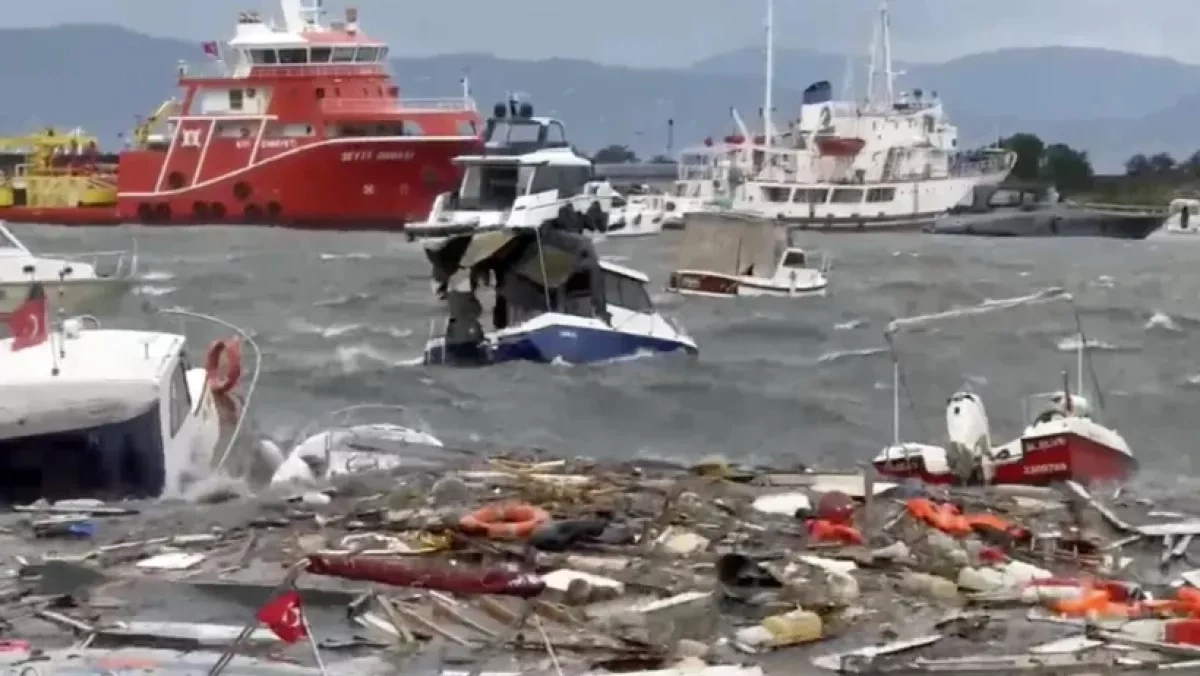 Brutal storm batters Türkiye Roofs torn off, walls collapse, lighthouse topples / Photo