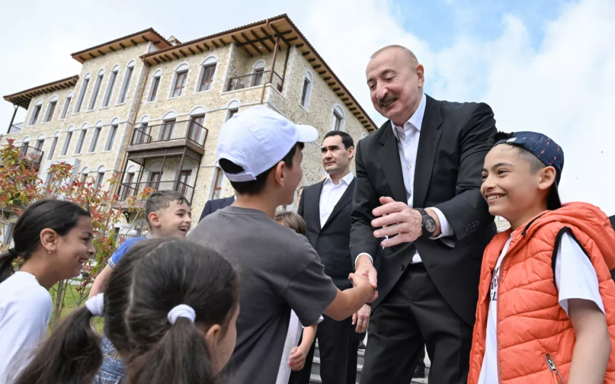 Azerbaijani, Turkmen leaders visit newly built housing project in Shusha PHOTO