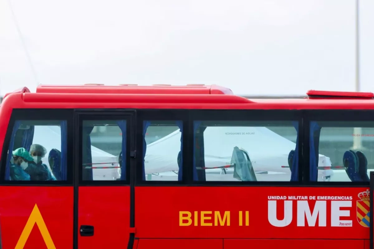 El País shows evacuation of passengers from hantavirus-affected ship PHOTO