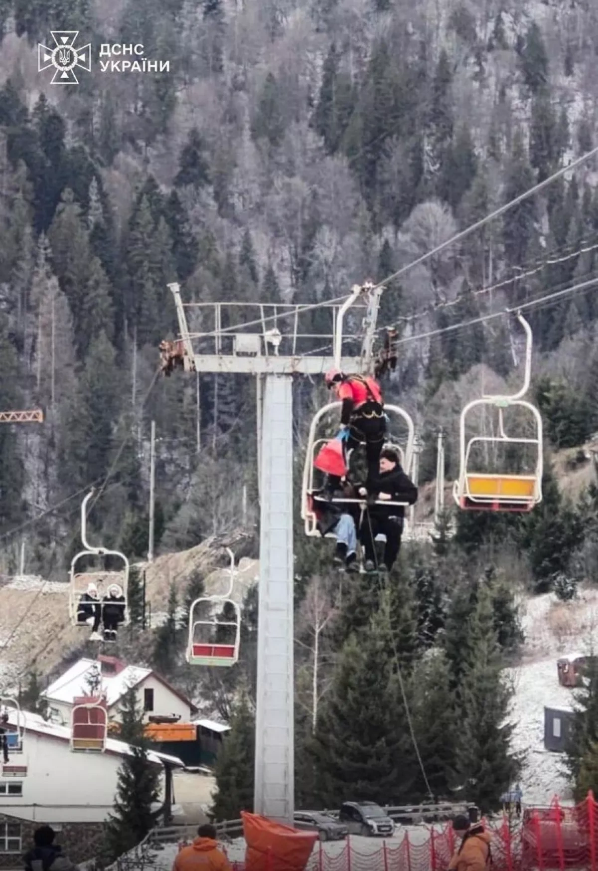 Dozens rescued after ski lift halts on Ukraine’s Mount Zakhar Berkut PHOTO