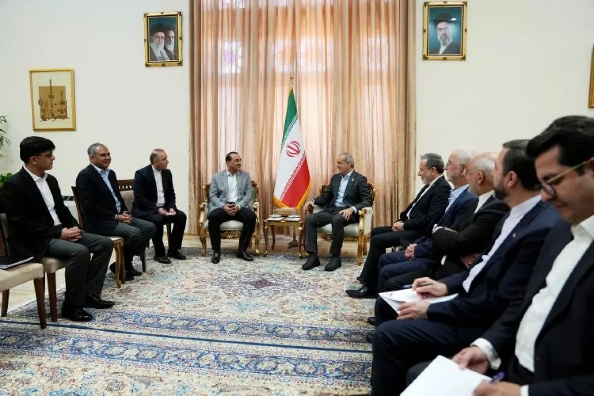 Pakistan army chief meets Iranian president during visit to Tehran PHOTO