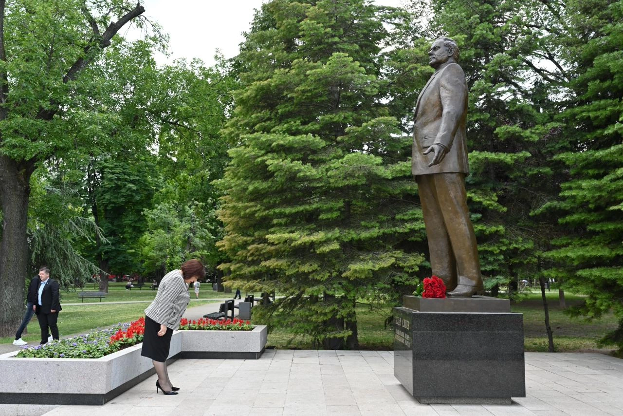 Speaker of Azerbaijani Parliament visits monument to National Leader Heydar Aliyev in Belgrade (PHOTO)
