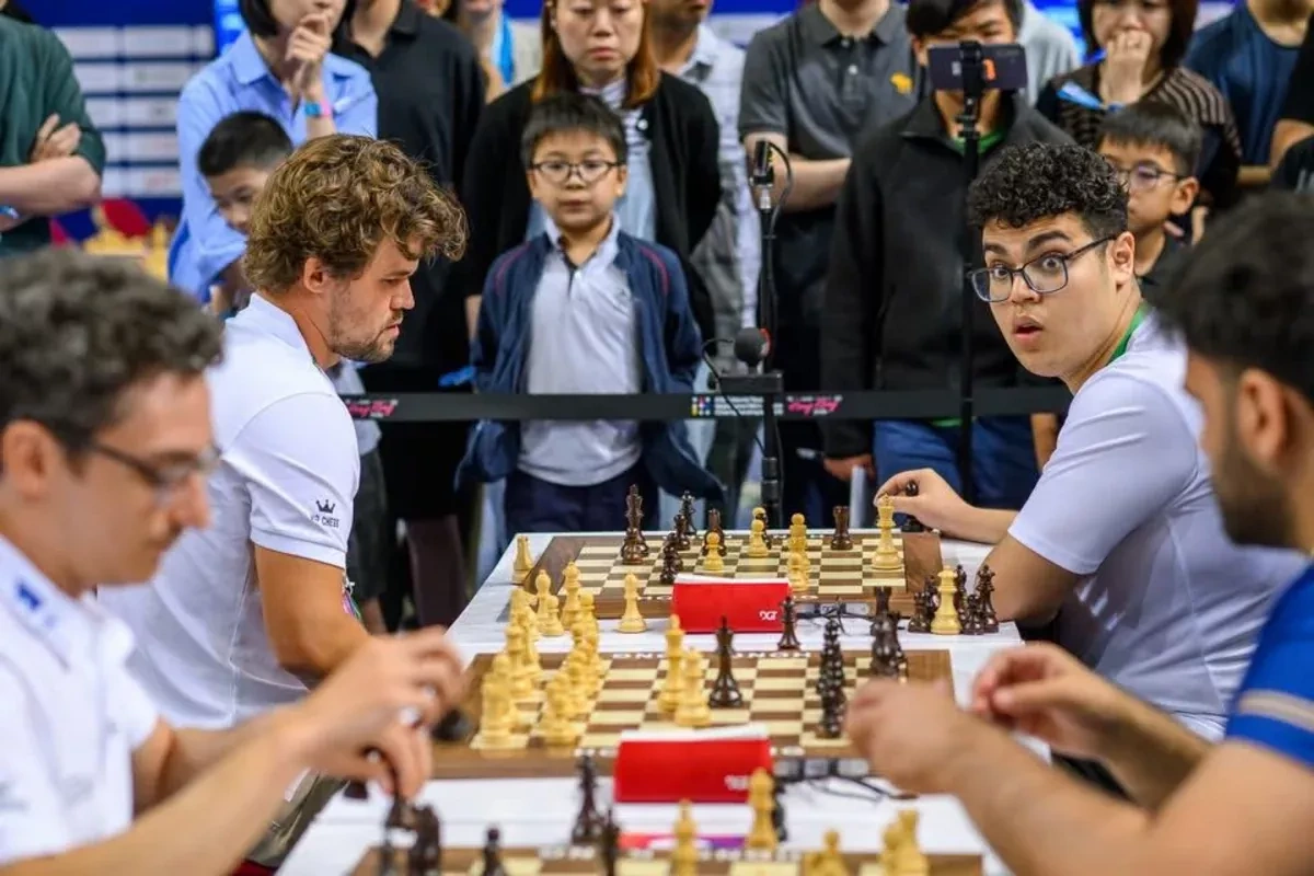 Azerbaijani player defeats chess legend Carlsen in major shock victory PHOTO